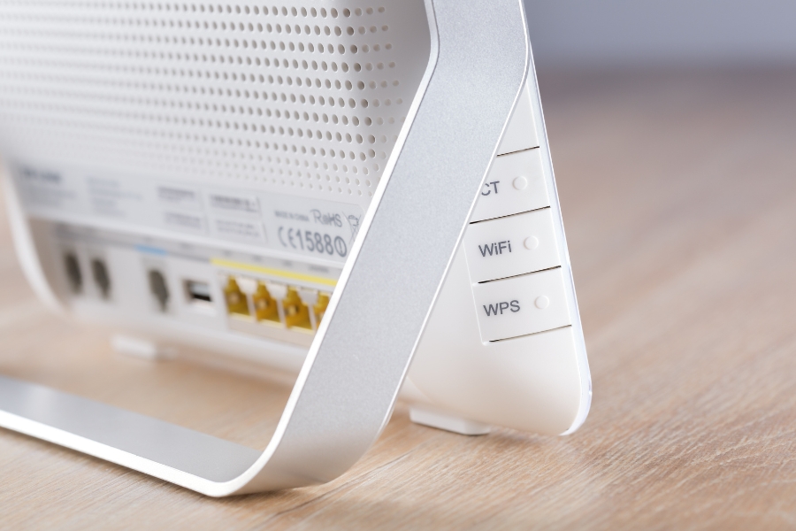 DSL-Anschluss wechseln: Wann, wie oft und welcher Tarif für wen 🛜 22 weißer Router von hinten auf Parkett