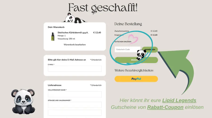 Das Bild zeigt die Bestellübersicht im Onlineshop von Lipid Legends. Im rechten Bereich, unterhalb der Zusammenfassung „Deine Bestellung“, befindet sich zentral das Eingabefeld für den Gutschein-Code. Direkt über dem grünen Button „Bezahlen“ seht ihr die weiß hinterlegte Zeile mit der Beschriftung „Gutschein Code“, daneben ein grüner Button mit der Aufschrift „Anwenden“. Das Feld ist zusätzlich mit einem türkisfarbenen Kreis und einem großen grünen Pfeil hervorgehoben, sodass ihr es sofort erkennt und euren Rabatt-Coupon dort problemlos einlösen könnt.