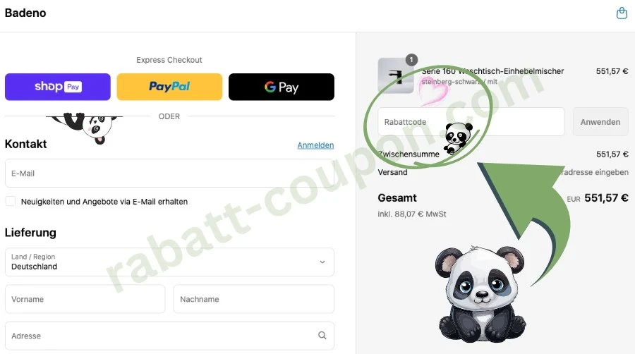 Das Bild zeigt die Checkout-Seite des Shops Badeno mit Zahlungsoptionen wie Shop Pay, PayPal und G Pay. Auf der rechten Seite ist das Feld für den Rabattcode grün markiert und mit einem Panda sowie einem Pfeil hervorgehoben. Links werden Kontakt- und Lieferdaten eingegeben, rechts sieht man den Gesamtpreis von 551,57 € für ein Badprodukt.