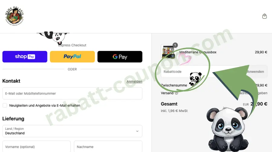Auf dem Bild ist die Checkout-Seite des Shops Mama Pelagia zu sehen. Rechts oben im Bezahlbereich ist ein grün umrandetes Eingabefeld für den Rabattcode hervorgehoben, daneben zeigt ein Pfeil mit Panda-Maskottchen auf das Feld. Links davon befinden sich die Express-Zahloptionen wie Shop Pay, PayPal und G Pay.