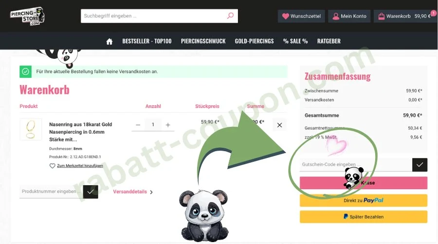 Das Bild zeigt den Warenkorb von Piercing-Store mit einem Nasenring aus 18 Karat Gold für 59,90 €. Rechts befindet sich die Bestellübersicht mit einem markierten Feld zur Eingabe eines Gutschein-Codes – daneben ein Panda mit Herz und ein grüner Pfeil. Die Versandkosten entfallen, wie ein grüner Hinweis oben im Bild bestätigt.