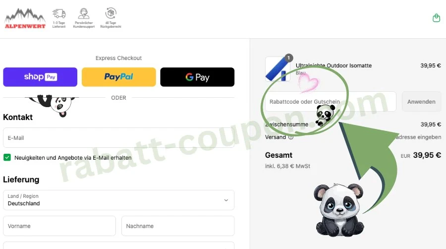 Das Bild zeigt den Checkout-Bereich des Alpenwert Onlineshops. Rechts im Warenkorb kann ein Rabattcode oder Gutschein eingegeben werden, direkt über der Zwischensumme. Eine große grüne Pfeilgrafik weist darauf hin, daneben ist ein Panda-Icon sichtbar.