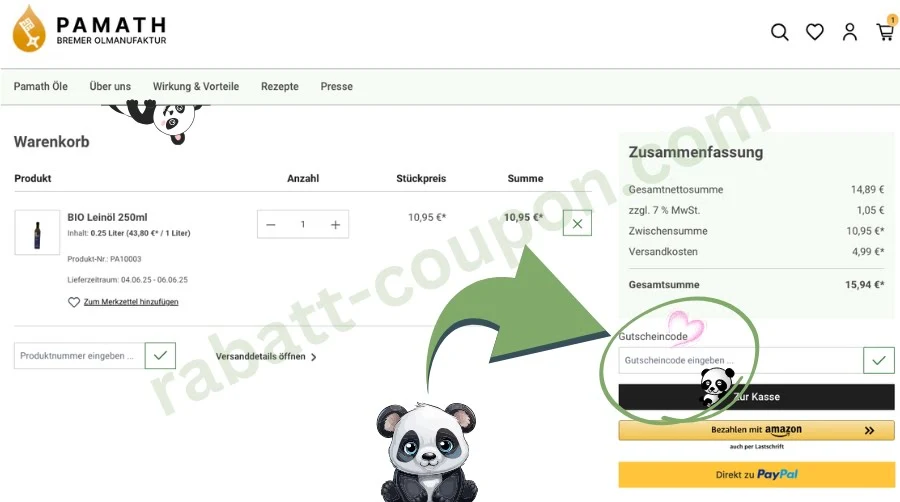 Das Bild zeigt den Warenkorb im Online-Shop von PAMATH, einer Bremer Ölmanufaktur. Im rechten Bereich befindet sich eine deutlich markierte Box zur Eingabe eines Gutscheincodes, direkt über dem Button „Zur Kasse“. Im Warenkorb liegt ein BIO Leinöl, und am unteren Bildrand ist ein gezeichneter Panda als Maskottchen zu sehen.