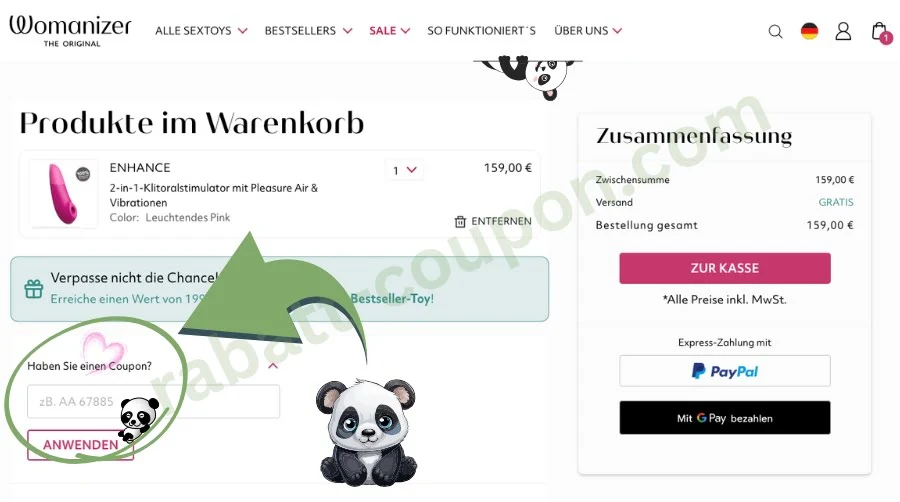 Das Bild zeigt den Warenkorb von Womanizer mit einem Produkt namens „Enhance“ zum Preis von 159,00 €. Rechts ist die Bestellübersicht mit der Gesamtsumme von 159,00 € bei kostenlosem Versand zu sehen. In der Mitte links befindet sich ein Eingabefeld für einen Couponcode, das mit einem grünen Pfeil sowie einem Panda und einem Herzsymbol hervorgehoben ist.