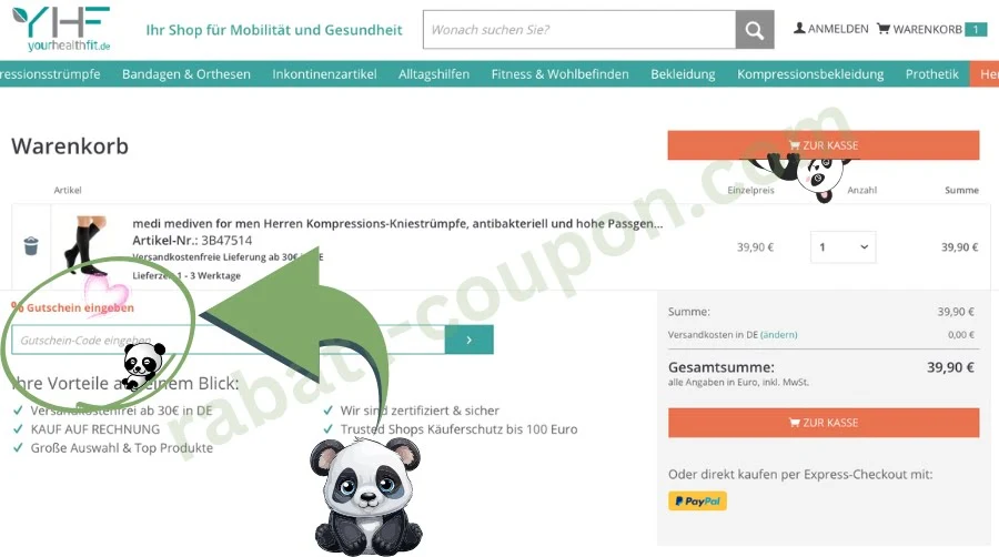 Das Bild zeigt den Warenkorb im Online-Shop von Yourhealthfit, einem Anbieter für Gesundheits- und Mobilitätsprodukte. In der Mitte ist ein Kompressionsstrumpf für Herren gelistet, rechts daneben die Gesamtsumme von 39,90 €. Links unten befindet sich ein deutlich markiertes Feld zur Eingabe eines Gutscheincodes, daneben ein gezeichneter Panda mit einem grünen Pfeil als Hinweis.