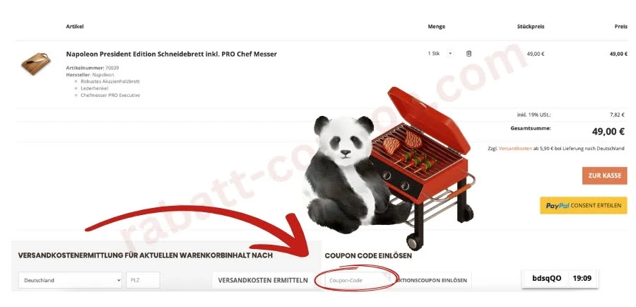 Auf dem Screenshot sieht man einen Onlineshop-Warenkorb von männerleben mit einem Schneidebrett im Wert von 49,00 €. Ein Panda zeigt mit einem roten Pfeil auf das Feld zur Eingabe eines **Coupon-Codes**. Direkt daneben befindet sich ein Button zur Einlösung des Rabatt-Coupons.