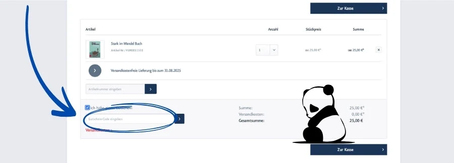 Das Bild zeigt den Warenkorb im Onlineshop der V\&R Verlage mit einem markierten Feld zur Eingabe von Gutscheincodes. Links unterhalb der Artikelübersicht befindet sich das Eingabefeld „Gutschein-Code eingeben“, das deutlich blau umrandet und durch einen Pfeil hervorgehoben ist. Rechts daneben sitzt ein gezeichneter Panda, der die Szene optisch auflockert und auf die Möglichkeit zur Einlösung von Rabattcodes hinweist.