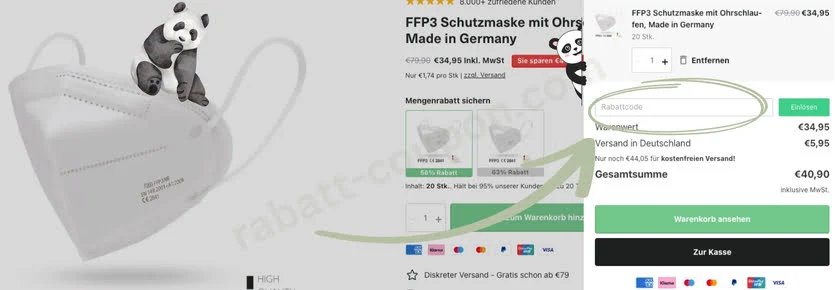 Der Screenshot zeigt den Warenkorb bei Satiata Med mit einer FFP3-Schutzmaske im Wert von 34,95 €. Ein grüner Pfeil lenkt den Blick auf das Feld zur Eingabe des Rabattcodes, das sich rechts im Bestellbereich befindet. Zwei Pandas sorgen für eine freundliche Gestaltung und betonen spielerisch das Sparpotenzial beim Einkauf.