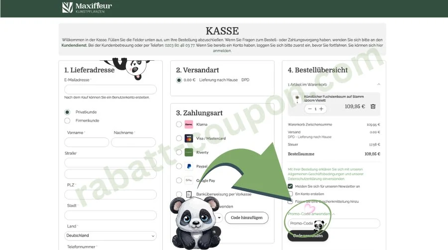Das Bild zeigt die Kassenseite des Onlineshops Maxifleur Kunstpflanzen mit Feldern für Lieferadresse, Versandart, Zahlungsart und einer Bestellübersicht. Rechts unten ist ein Feld für die Eingabe eines Promo-Codes hervorgehoben, daneben ein grüner Pfeil und eine Panda-Grafik. Insgesamt wirkt die Seite hell gestaltet, mit klar gegliederten Bereichen für die Bestellung. 