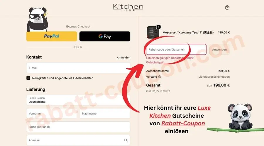 Screenshot des Onlineshops von Luxe Kitchen. Auf der linken Seite sind Felder für Kontakt- und Lieferdaten sowie Buttons für den Express-Checkout über PayPal und Google Pay zu sehen. Rechts befindet sich die Bestellübersicht mit einem Messer-Set „Kurogane Tsuchi“ und einem Feld zum Eingeben eines Rabattcodes, das mit einem roten Pfeil hervorgehoben ist. Unten im Bild stehen zwei gezeichnete Pandas, einer hält ein Bambusstück. Darunter der Hinweistext: „Hier könnt ihr eure Luxe Kitchen Gutscheine von Rabatt-Coupon einlösen.“