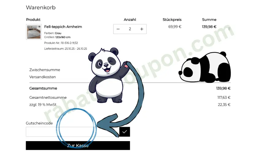 Das Bild zeigt den Warenkorb im Onlineshop von Teppichcenter24. Unten ist das Feld zur Eingabe eines Gutscheincodes blau markiert, daneben befindet sich die Schaltfläche „Zur Kasse“. Zwei Panda-Grafiken und ein blauer Pfeil lenken den Blick auf das Gutscheinfeld.