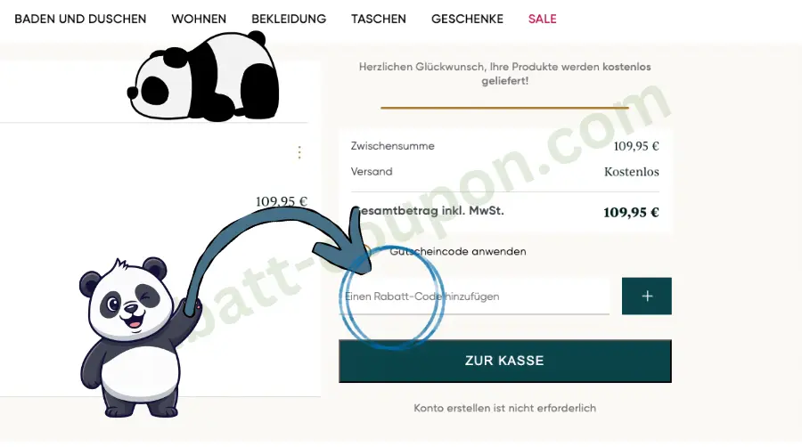 Das Bild zeigt die Warenkorbseite von Pip Studio mit einer Bestellübersicht auf hellem Hintergrund. Ein Panda deutet mit einem großen Pfeil auf das Feld „Einen Rabatt-Code hinzufügen“, in das ein Gutscheincode eingetragen werden kann. Rechts daneben befindet sich der Button „Zur Kasse“, während oben der kostenlose Versand hervorgehoben wird.