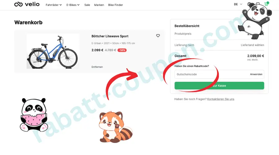 Das Bild zeigt den Warenkorb von velio mit einem blauen E-Bike als ausgewähltem Produkt. Rechts befindet sich die Bestellübersicht mit dem Gesamtpreis und einem Eingabefeld für einen Gutscheincode. Rote Pfeile und kleine Tierillustrationen heben das Feld für den Rabattcode deutlich hervor.
