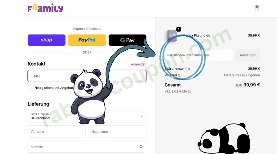 Das Bild zeigt den Warenkorb eines Onlineshops namens „Framily“, in dem ein personalisierbares Buch („Peppa Pig und du“) für 39,99 € liegt. Rechts befindet sich ein Eingabefeld für einen Rabattcode, das durch einen großen blauen Pfeil hervorgehoben wird. Links steht ein lächelnder Panda, der auf das Kontaktformular zeigt, während ein weiterer Panda unten rechts liegt.