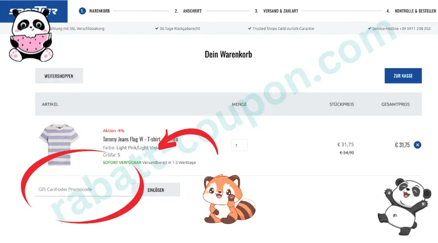 Das Bild zeigt den Warenkorb von Sportler.com mit einem T-Shirt als ausgewähltem Artikel und der dazugehörigen Preisübersicht. Unten befindet sich ein Eingabefeld für einen Gift-Card- oder Promocode, das mit einem roten Pfeil hervorgehoben wird. Rechts oben steht der Button „Zur Kasse“, der zum nächsten Bestellschritt führt. 