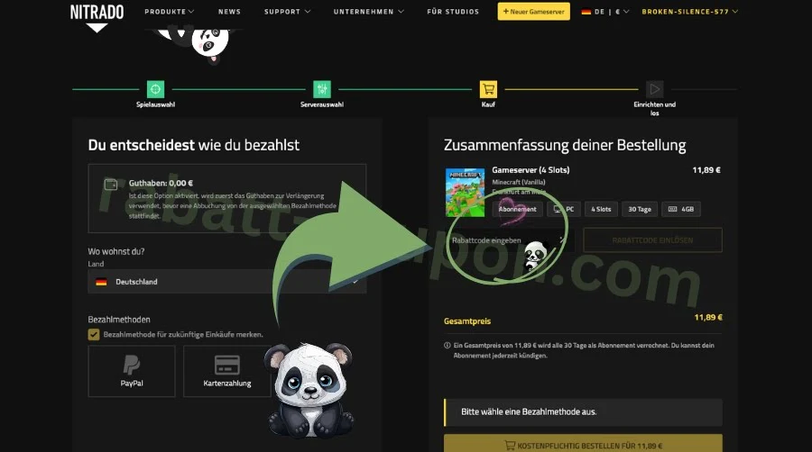 Das Bild zeigt die Bestellübersicht für Nitrado, bei dem ein Minecraft-Server ausgewählt wurde. Rechts ist ein Eingabefeld mit der Beschriftung „Rabattcode eingeben“ markiert, auf das ein grüner Pfeil hinweist. Zusätzlich sind Zahlungsoptionen wie PayPal und Kreditkarte sowie dekorative Panda-Grafiken zu sehen.
