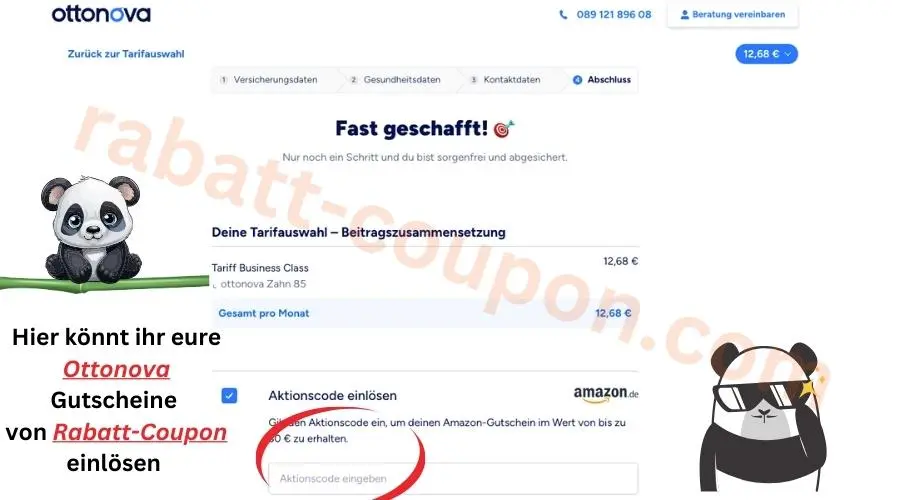 Das Bild zeigt einen Screenshot der Abschlussseite von Ottonova. Oben ist der Fortschritt des Versicherungsabschlusses mit mehreren Schritten dargestellt, darunter der Hinweis „Fast geschafft“. In der Mitte befindet sich die Tarifübersicht mit Angaben zur Tarifauswahl und dem monatlichen Gesamtbeitrag. Weiter unten ist der Abschnitt „Aktionscode einlösen“ zu sehen, inklusive eines Eingabefeldes für den Aktionscode, das mit einem roten Kreis markiert ist. Ein roter Pfeil weist auf dieses Feld. Rechts sind zusätzliche Hinweise und grafische Elemente platziert, darunter ein gezeichneter Panda sowie ein Verweis auf einen Gutschein. Die Seite ist hell gestaltet und strukturiert aufgebaut.