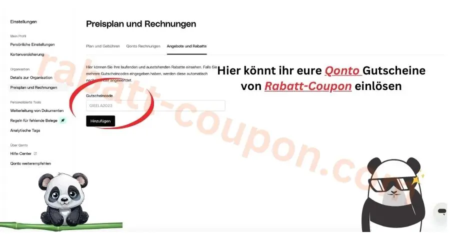 Das Bild zeigt einen Screenshot aus dem Qonto-Dashboard im Bereich „Preisplan und Rechnungen“. Links ist die Navigationsleiste mit verschiedenen Kontoeinstellungen zu sehen. In der Mitte befindet sich der Abschnitt „Angebote und Rabatte“, in dem ein Eingabefeld für einen Gutscheincode dargestellt ist. Dieses Feld ist mit einem roten Kreis hervorgehoben, daneben befindet sich ein Button zum Hinzufügen des Codes. Ein großer roter Pfeil weist auf das Gutscheinfeld. Rechts ist ein Hinweistext eingeblendet, dass Qonto-Gutscheine von Rabatt-Coupon an dieser Stelle eingelöst werden können. Am unteren Rand sind zwei gezeichnete Pandas als grafische Elemente integriert.
