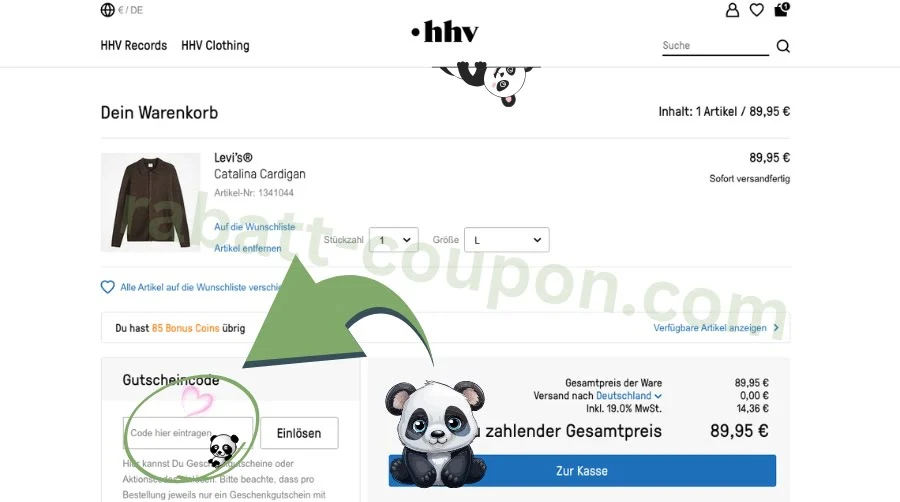 Das Bild zeigt den Warenkorb im hhv Online-Shop mit einem Levi’s® Catalina Cardigan zum Preis von 89,95 €. Im unteren Bereich ist das Feld „Gutscheincode“ zu sehen, in das ein Rabattcode eingegeben und eingelöst werden kann. Rechts wird der zu zahlende Gesamtpreis angezeigt sowie der Button „Zur Kasse“.