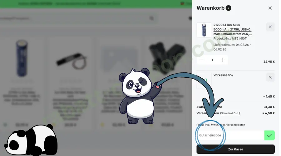 Das Bild zeigt einen Online-Warenkorb mit zwei Akku-Produkten und einer Preisübersicht auf der rechten Seite. Ein markiertes Eingabefeld für einen Gutscheincode ist deutlich hervorgehoben, auf das ein gezeichneter Panda mit Pfeil zeigt. Links im Hintergrund sind unscharf weitere Produktbilder des Shops zu sehen.