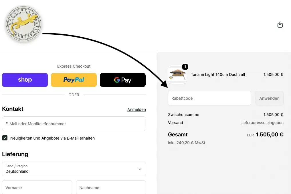 Screenshot des Gordigear Checkout-Bereichs mit Eingabefeld für einen Rabattcode, Produktübersicht auf der rechten Seite und schwarzem Pfeil, der auf das Feld zur Code-Eingabe zeigt.